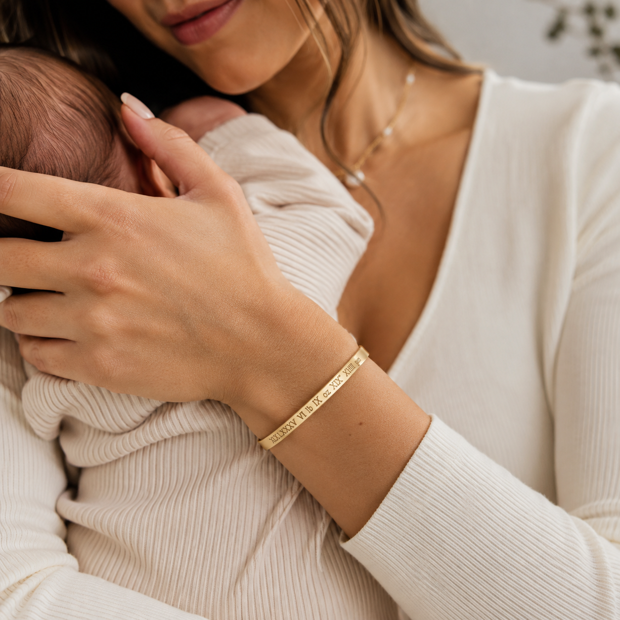 Elle Cuff Roman